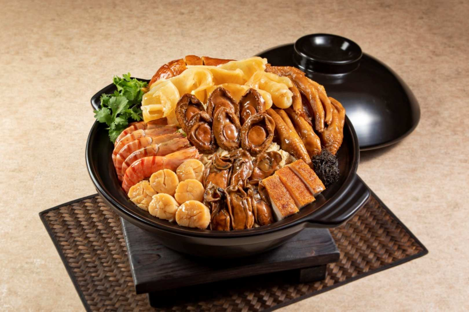 [Poon Choi Recommendation 2026] Lung Yat Heen's Abalone and Poon Choi for Feasts | The Kowloon Hotel - Photo 1 of 1